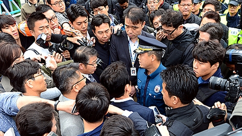 경찰, 백남기 부검영장 강제집행 시도…유족 반대에 철수