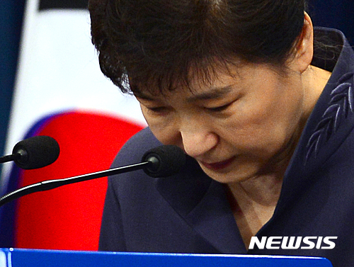 박 대통령, 최순실 관련 사과는 했지만 의혹은 더 증폭