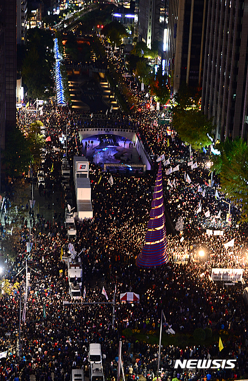 주말 수만 시민들 거리로…대통령 퇴진 촛불집회-백남기 영결식