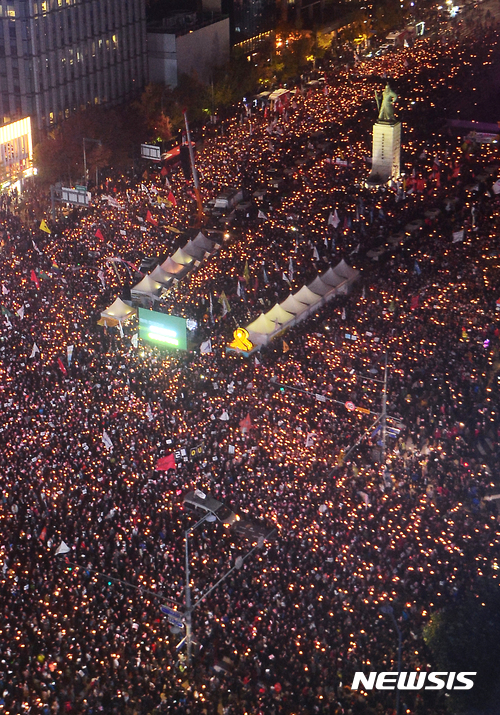 법원에 제동걸린 '촛불집회 행진금지'…경찰, 무리한 관리 도마