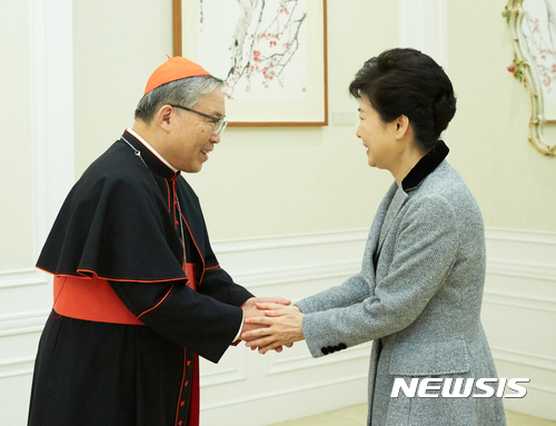 박 대통령, 천주교·개신교 원로 만나…"사이비종교 사실 아냐"