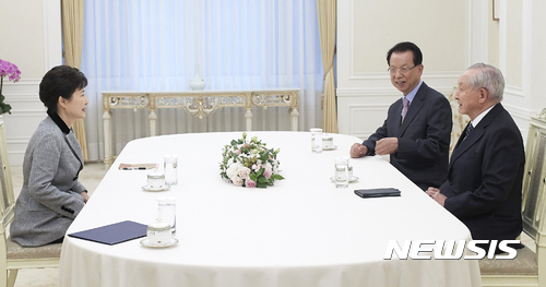 박 대통령, 천주교·개신교 원로 만나…"사이비종교 사실 아냐"
