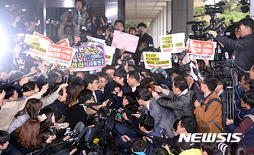 청와대, '박 대통령 소환조사 검토설'에 침묵 속 불쾌감