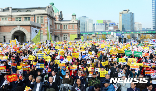 "박 대통령 우리가 지킨다"…보수단체, 서울역서 '맞불집회'