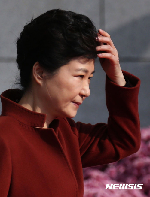 '검찰 중간발표' 앞둔 박 대통령, 퇴진·국정재개 중대기로