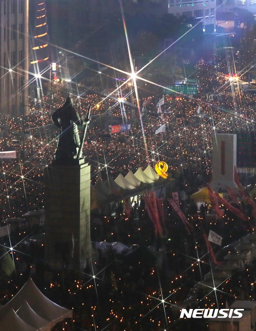 '60만 촛불'의 학익진 청포위하다…"비폭력" "경찰도 힘내세요"