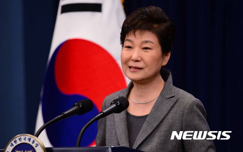박근혜 대통령, 취재진 질문에 "가까운 시일 안에…"