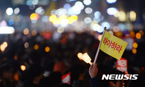 '꽃으로도 때리지 말라'…경찰에 '국화' 던진 청와대 앞 평화 시위