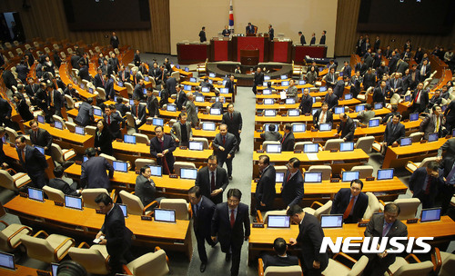 외신들 "박근혜 탄핵안 압도적 통과… 직무정지" 긴급타전
