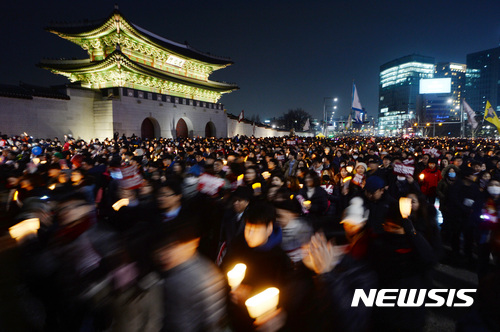 법원 "주말 촛불집회, 청와대 앞 100m 행진 또 허용"