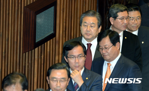 새누리, 박 대통령 탄핵 후에도 여전한 '내전' 상황