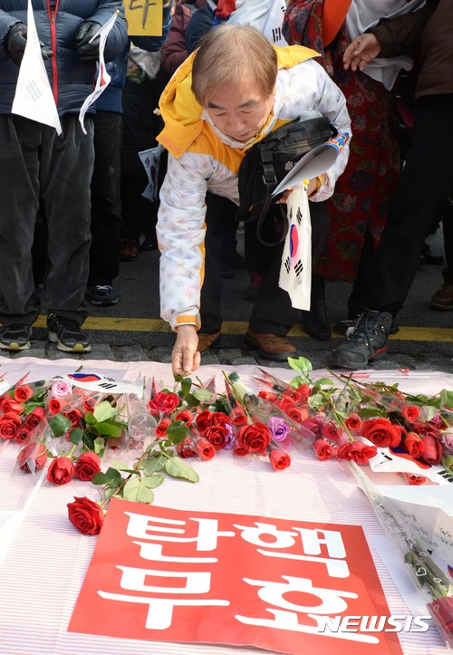 "촛불꺼버리자"…보수단체, 탄핵무효 맞불집회