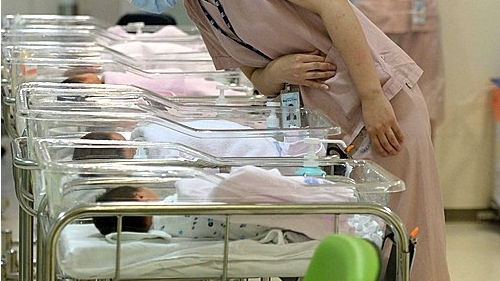 일본, 올해 신생아 100만명도 안돼…인구통계 117년 역사상 최저