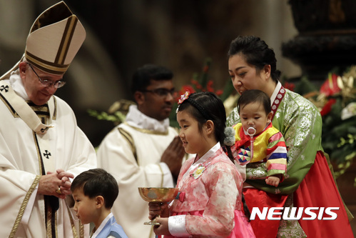 교황, 성탄 전야 미사 "전쟁의 고통 겪는 어린이들을 기억하라"
