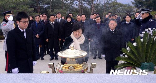 민주, 새해 첫 날 '정권교체' 다짐…"사즉생의 각오로"