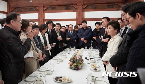 박 대통령 "최순실-KD코퍼레이션 관계, 보도 보고 알아"