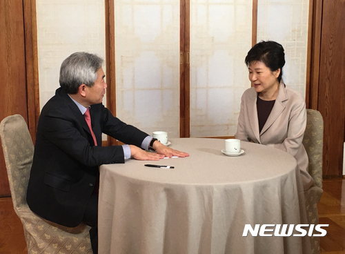 박 대통령, 관련의혹 전면 부인, 책임 떠넘기기로 일관