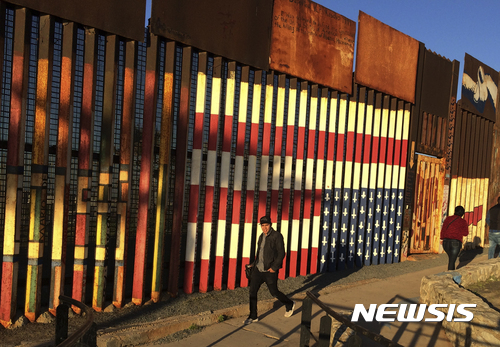 멕시코 대통령 "트럼프 장벽건설 행정명령 유감…비용 못내"