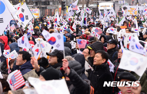 촛불 '1박 2일' 거리행진…맞불 '전세버스' 총동원