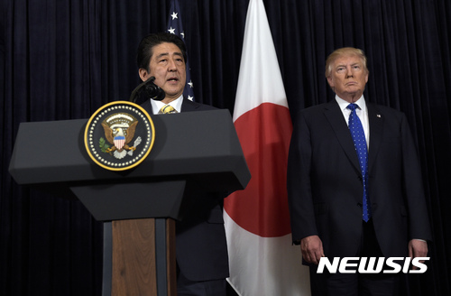 아베 "북한 미사일 용인 못해"…트럼프 "일본과 100% 함께 할 것"
