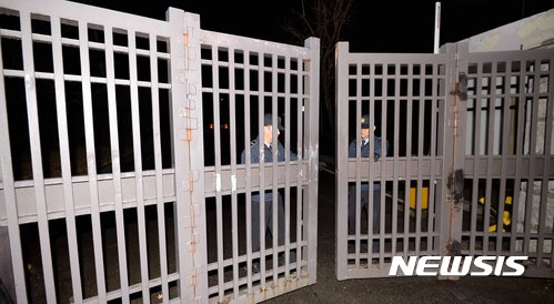 '재계 황태자' 이재용 1.9평 독방서 구속 첫날