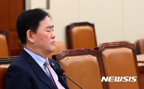 최경환 의원, 검찰에 기습 출석…중진공 채용 외압 의혹
