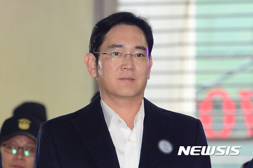 국정농단 재판 '창과 방패'…특검 13명 VS 변호사 113명
