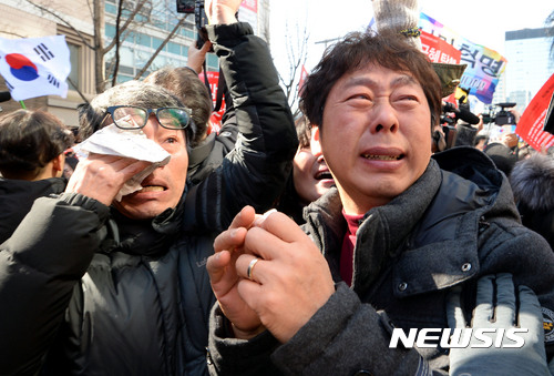 헌재 앞 시민들 '기쁨의 눈물' vs '분노의 눈물'