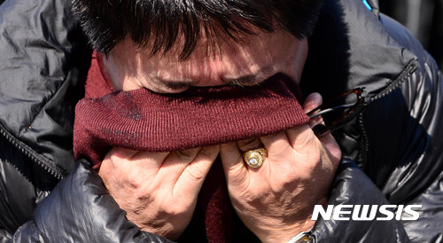 헌재 앞 시민들 '기쁨의 눈물' vs '분노의 눈물'