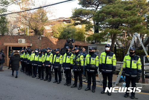박근혜 지지자들 삼성동 사저 앞 재집결…주민들 불편·항의