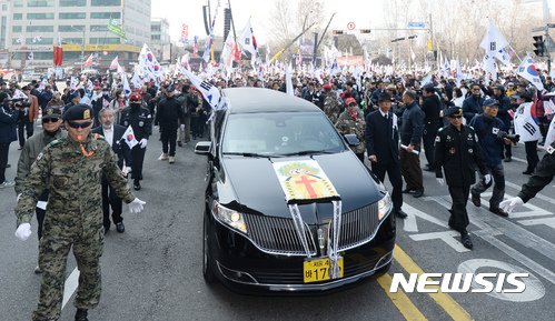 친박단체, 박근혜 파면 불복 태극기 집회…"진실 밝혀 정의 승리"