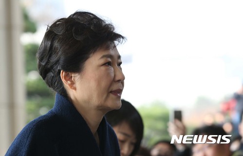 문재인 측 "박 전 대통령, 진실 밝히고 국민에 용서 구해야"