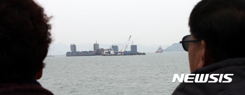 해수부 "세월호 오후 2시 반잠수식 선박으로 이동"