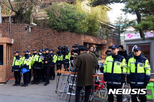 영장실질심사 D-1, 박 전 대통령 자택 앞 '폭풍전야'