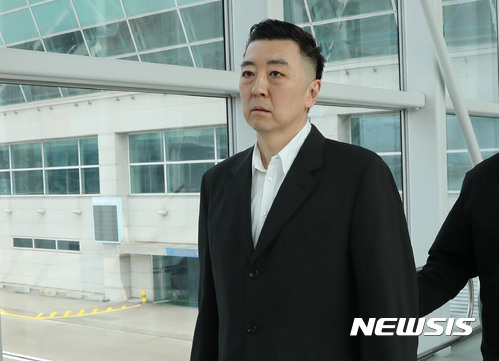 '만기출소' 김경준, BBK 의혹 남긴채 미국행 비행기