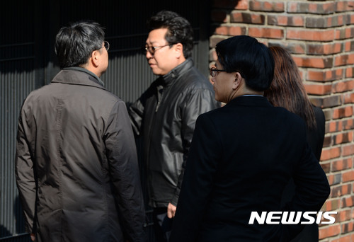 "가시면 안돼요", 박 전 대통령 자택 앞 지지자들 '오열'
