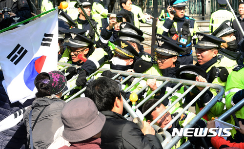 경찰, 박 전 대통령 자택 인근서 기자 폭행 60대 체포