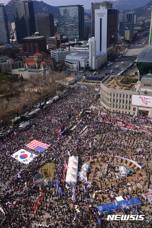 박근혜 전 대통령 구속 첫 주말 집회…"석방" vs "적폐청산"