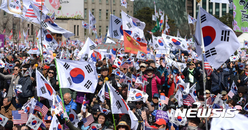 박근혜 전 대통령 구속 첫 주말 집회…"석방" vs "적폐청산"
