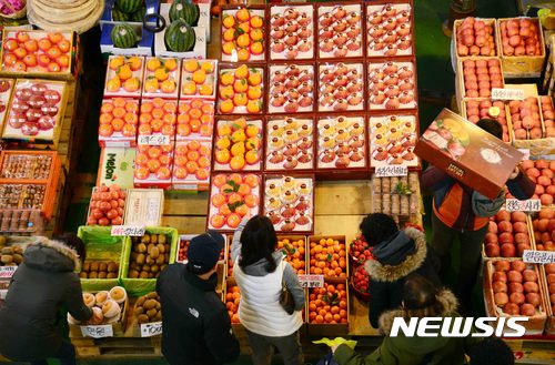 휘발유·과일값 두자릿수 뜀박질…'체감물가' 5년여만에 최고