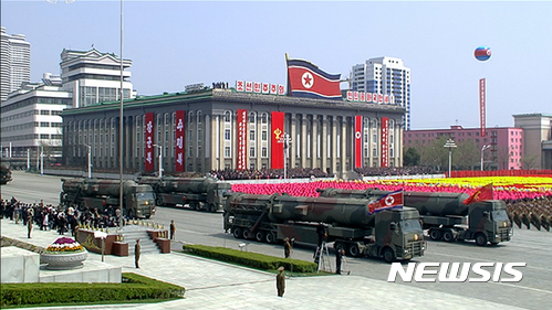 북, 태양절 열병식에서 신형 ICBM 공개…전략무기 총동원