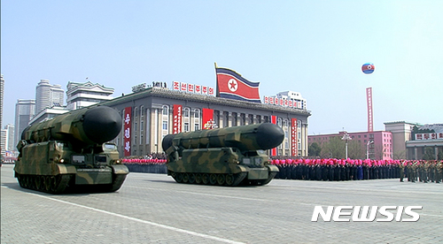 북, 태양절 열병식에서 신형 ICBM 공개…전략무기 총동원