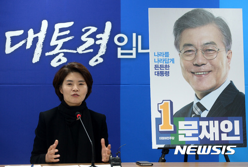 문재인 후보 측, 선거벽보 공개…"국민과 눈맞춤"