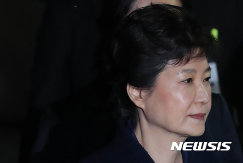 박근혜, 내달 2일 '18가지 범죄 혐의' 첫 재판 받는다