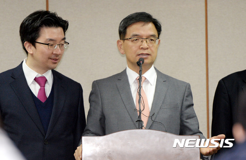 박근혜 전 대통령 변호인단 보강 난항에 재판 연기