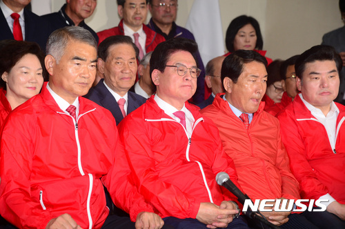 자유한국당, 홍준표 출구조사 2위에 '한숨·침묵만'