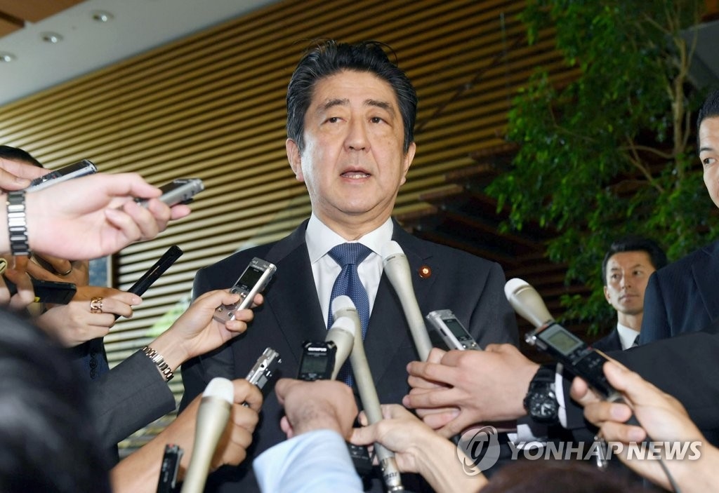 한발 물러선 일본 아베, 사학스캔들에 "솔직히 반성"