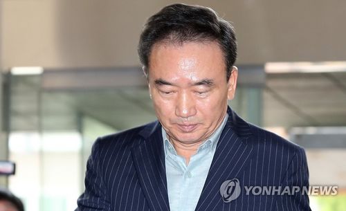'여직원 성추행' 최호식 경찰 출석…"물의 일으켜 죄송"
