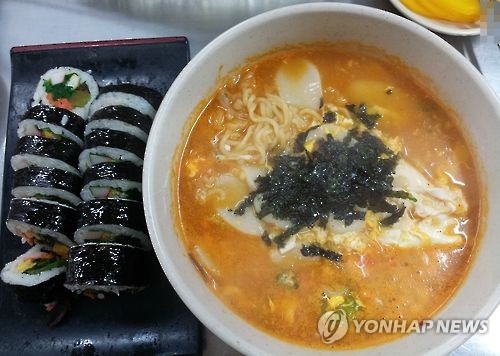 1천원대 김밥 사라져…떡볶이·라면 '분식집 물가' 뛰었다