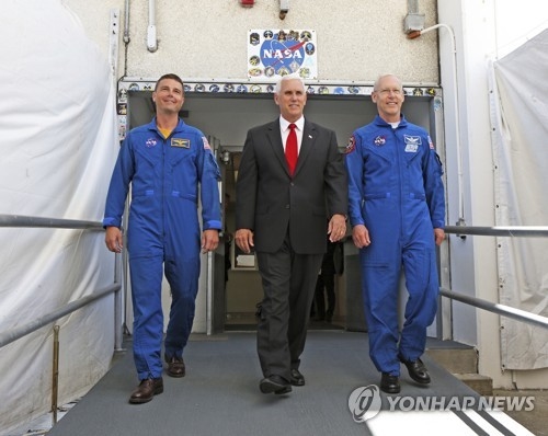 펜스 미 부통령 "우린 다시 달에 갈 것…화성에도 사람 보낸다"
